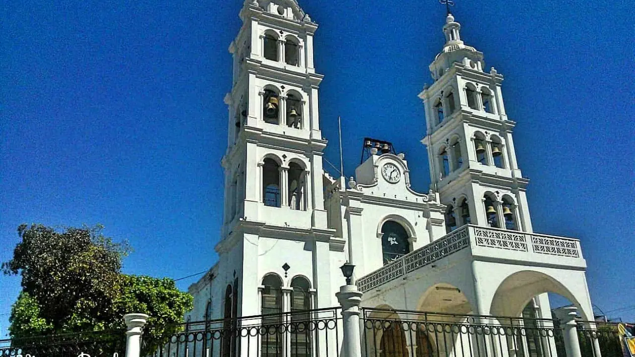 El Reloj Monumental que se encuentra en la Parroquia de San Francisco de Asís en Navolato, es una reliquia cultural del municipio.