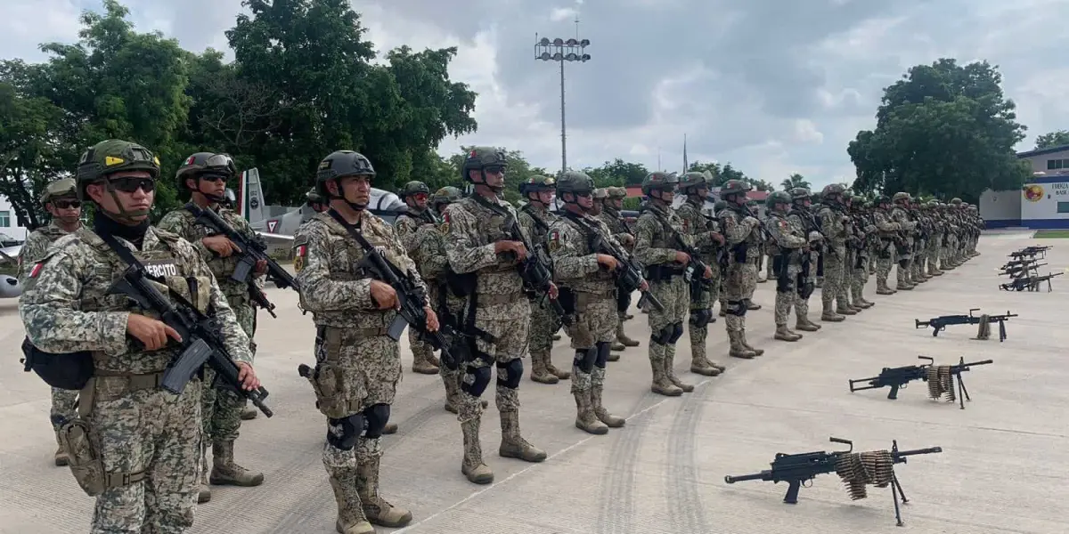 Elementos del Ejército Mexicano aseguran armamento, vehículos y drogas en Culiacán y Cosalá.