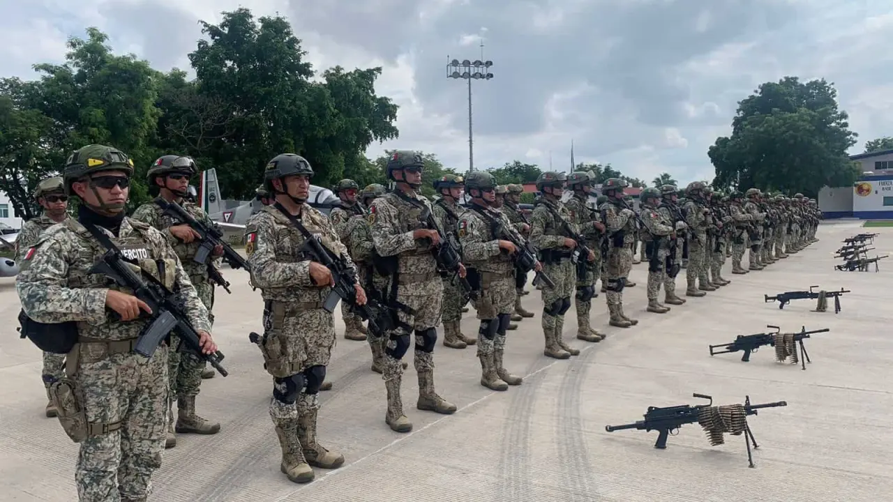 Elementos del Ejército Mexicano aseguran armamento, vehículos y drogas en Culiacán y Cosalá.