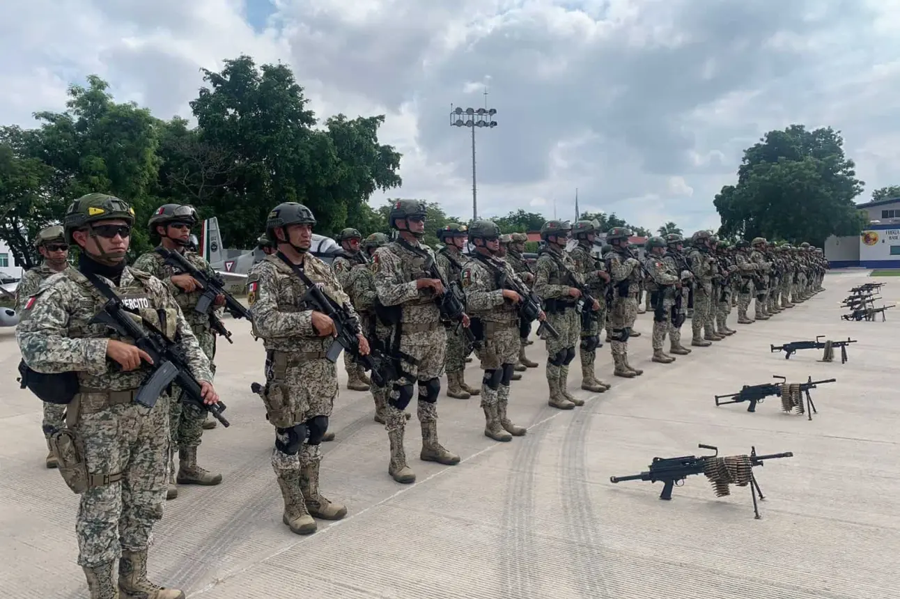 Elementos del Ejército Mexicano aseguran armamento, vehículos y drogas en Culiacán y Cosalá.