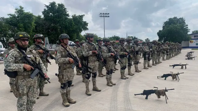 Elementos del Ejército Mexicano aseguran armamento, vehículos y drogas en Culiacán y Cosalá.