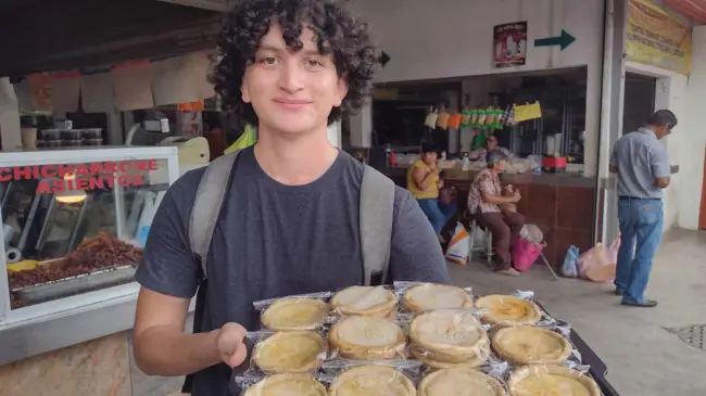 Jesús Yovani es un joven emprendedor que a pesar de las dificultades sale adelante, porque tiene una meta por cumplir.