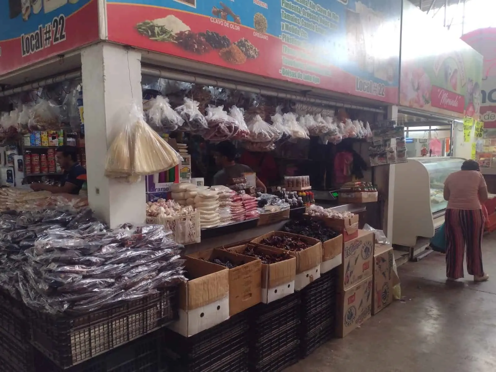 El interior del Mercado Hidalgo cuenta con adecuaciones para recibir mejor a sus clientes.