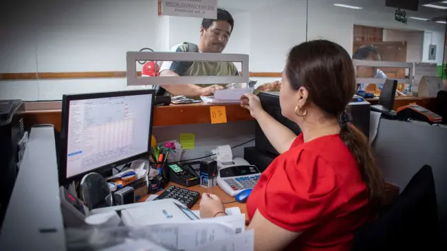 Personas acuden a realizar el pago de predial.