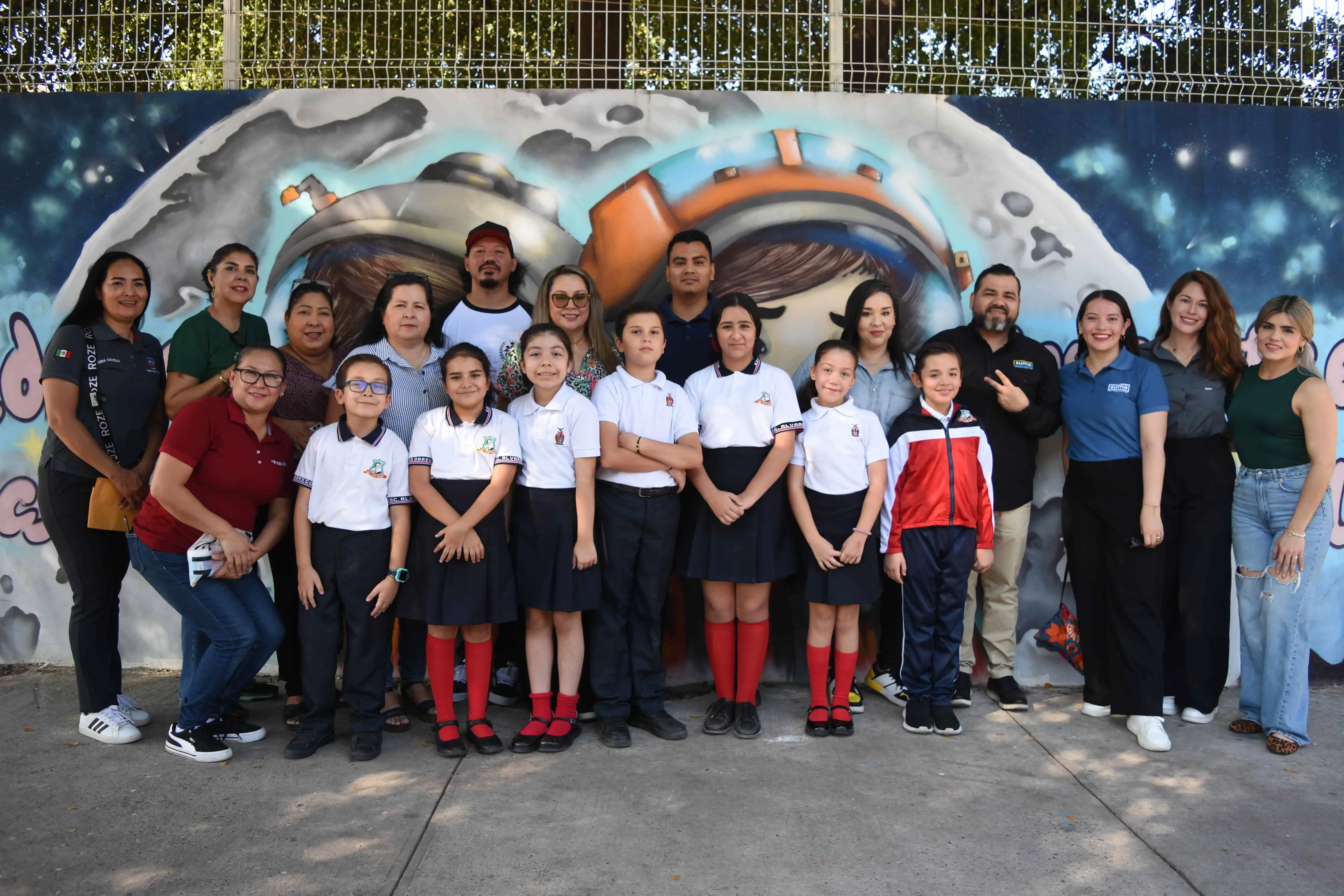 Muy orgullosos por su creación, se mostraron todos los niños participantes. 