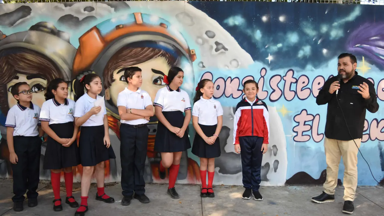 En un emotivo evento, los niños de la primaria Álvaro Obregón presentaron sus murales inspirados. Foto: Lino Ceballos.