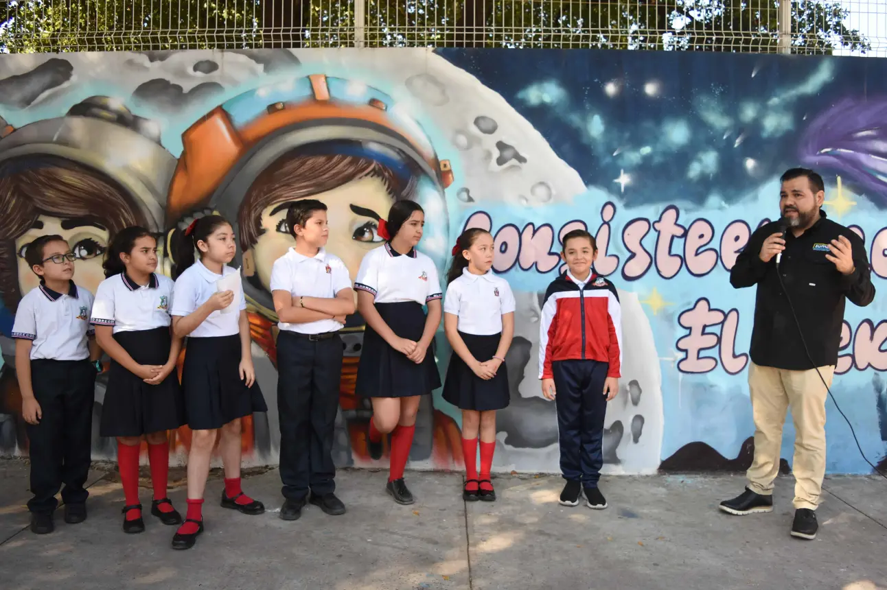 En un emotivo evento, los niños de la primaria Álvaro Obregón presentaron sus murales inspirados. Foto: Lino Ceballos.