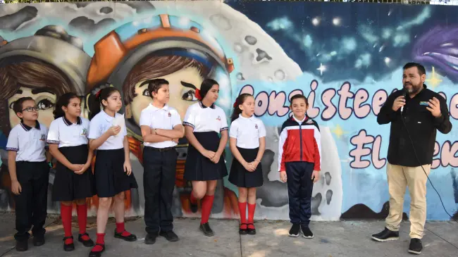 En un emotivo evento, los niños de la primaria Álvaro Obregón presentaron sus murales inspirados. Foto: Lino Ceballos.