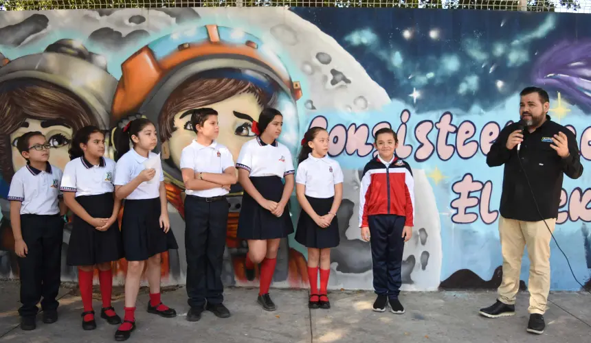 En un emotivo evento, los niños de la primaria Álvaro Obregón presentaron sus murales inspirados. Foto: Lino Ceballos.