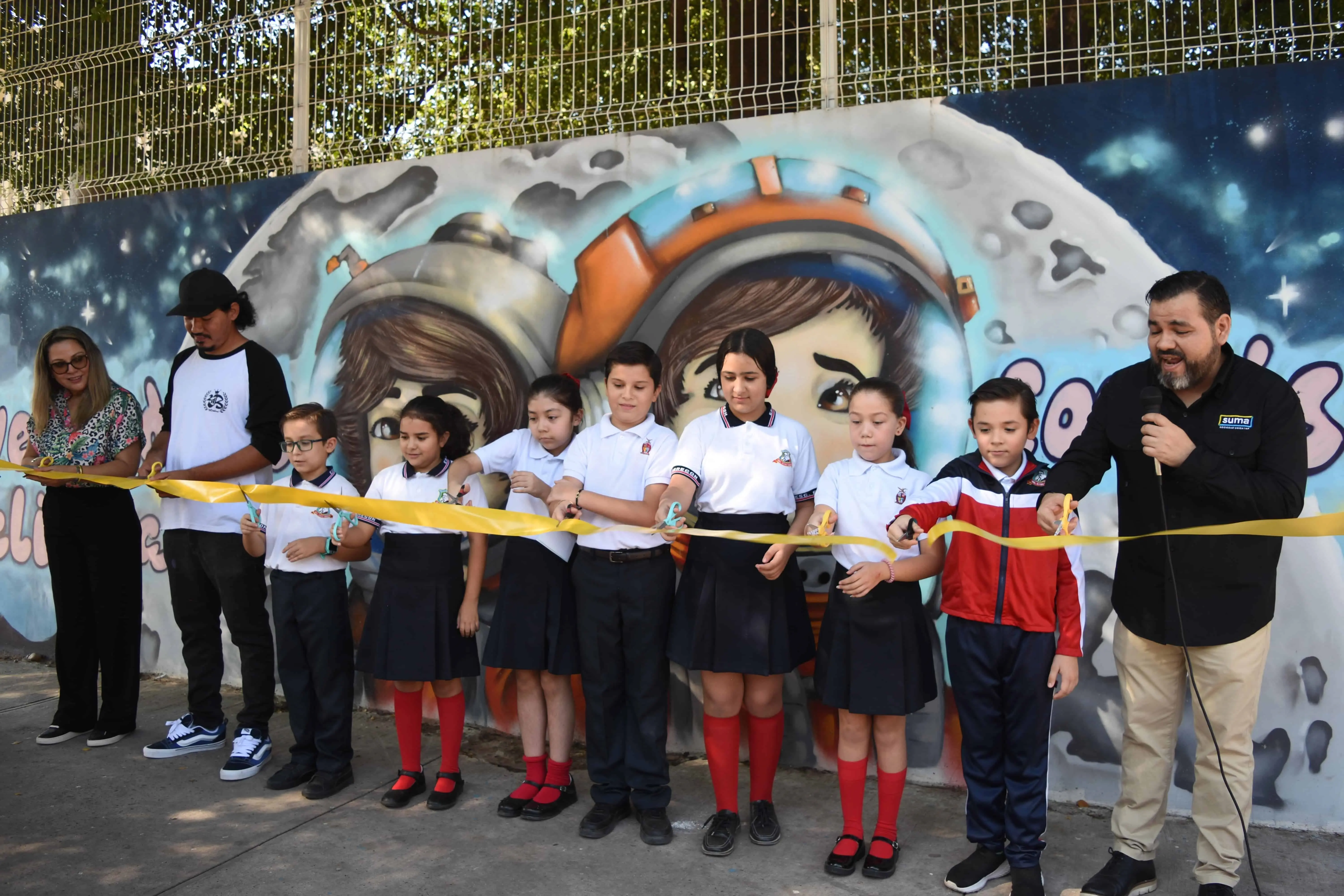 Los estudiantes de la primaria Álvaro Obregón participaron en el corte del listón de su mural.