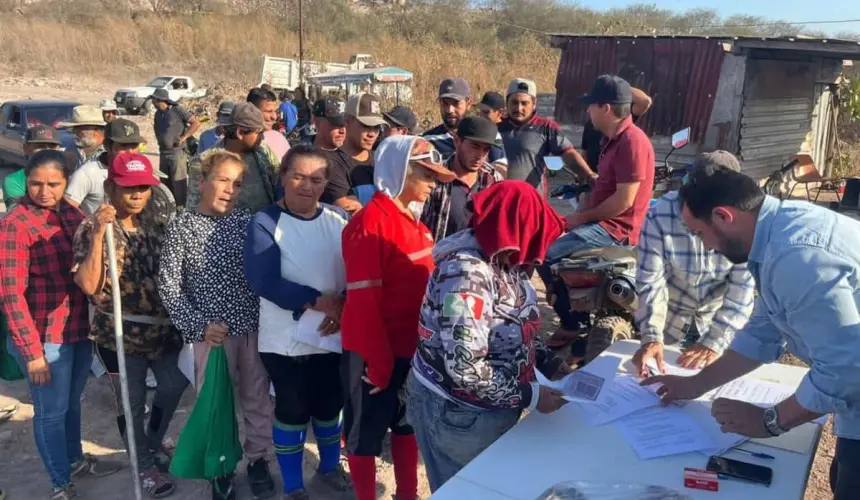 Trabajadores del basurón de Culiacán reciben herramientas para mejorar su seguridad.