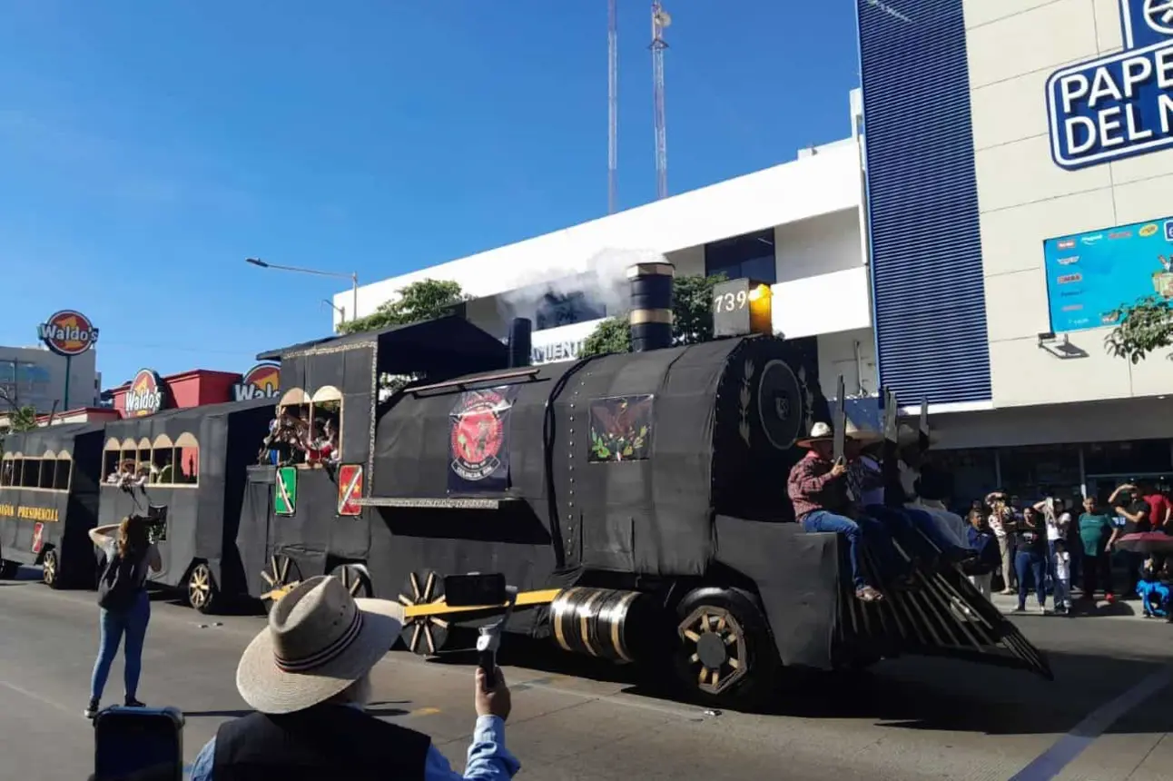 Desfile de aniversario de la Revolución Mexicana en Culiacán