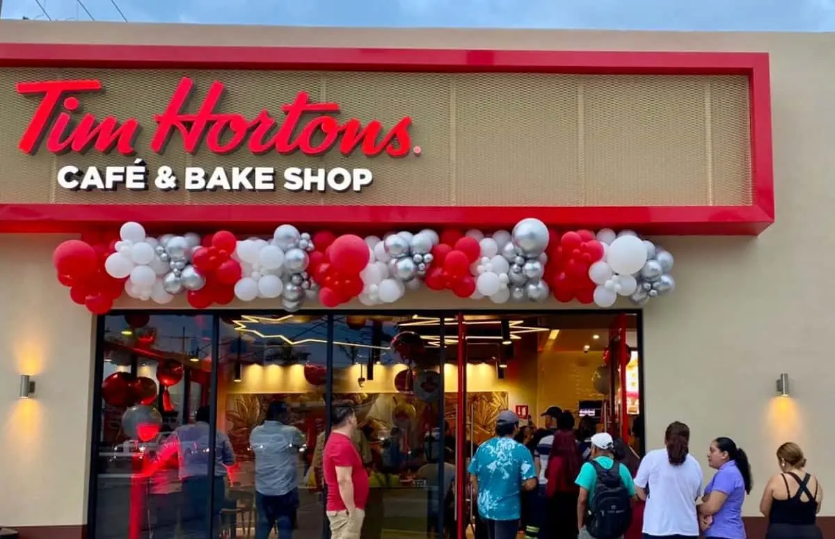 Muchos clientes esperaron a que Tim Hortons abriera sus puertas. Foto: Cortesía