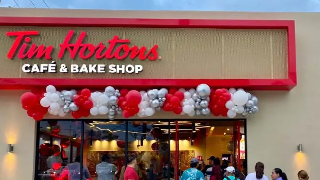 Muchos clientes esperaron a que Tim Hortons abriera sus puertas. Foto: Cortesía