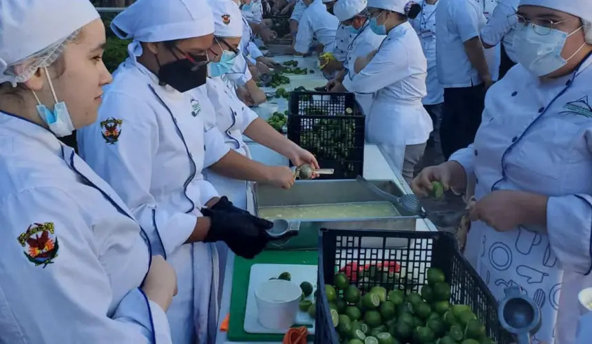 El aguachile más grande del mundo se prepara en estos momentos en Culiacán, Sinaloa.