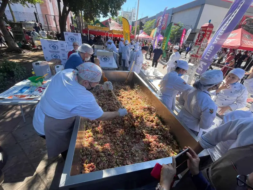 Se necesitaron 600 kilos de camarón para preparar el aguachile más grande del mundo.