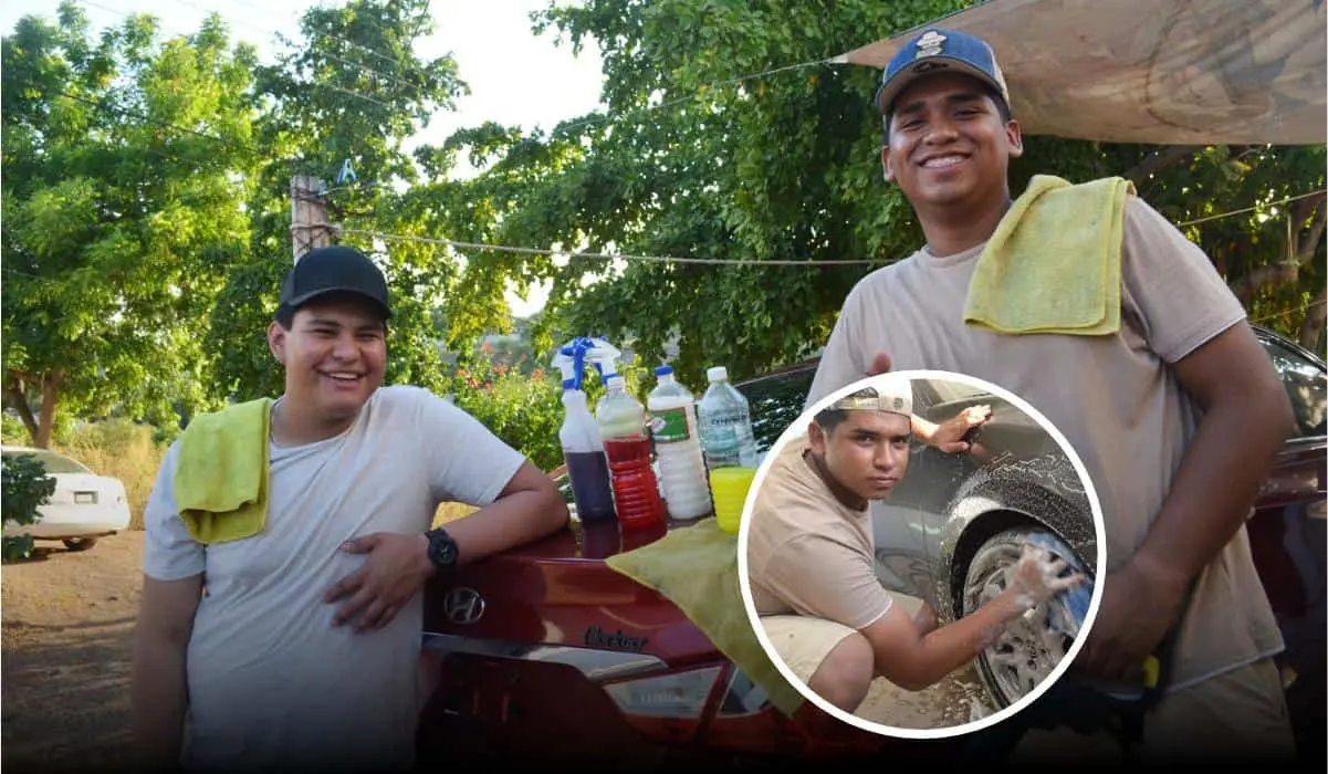 José Alexis y Erick Manuel, entusiastas jóvenes que limpian autos sin que sus dueños salgan de casa en Culiacán. Foto: Juan Madrigal