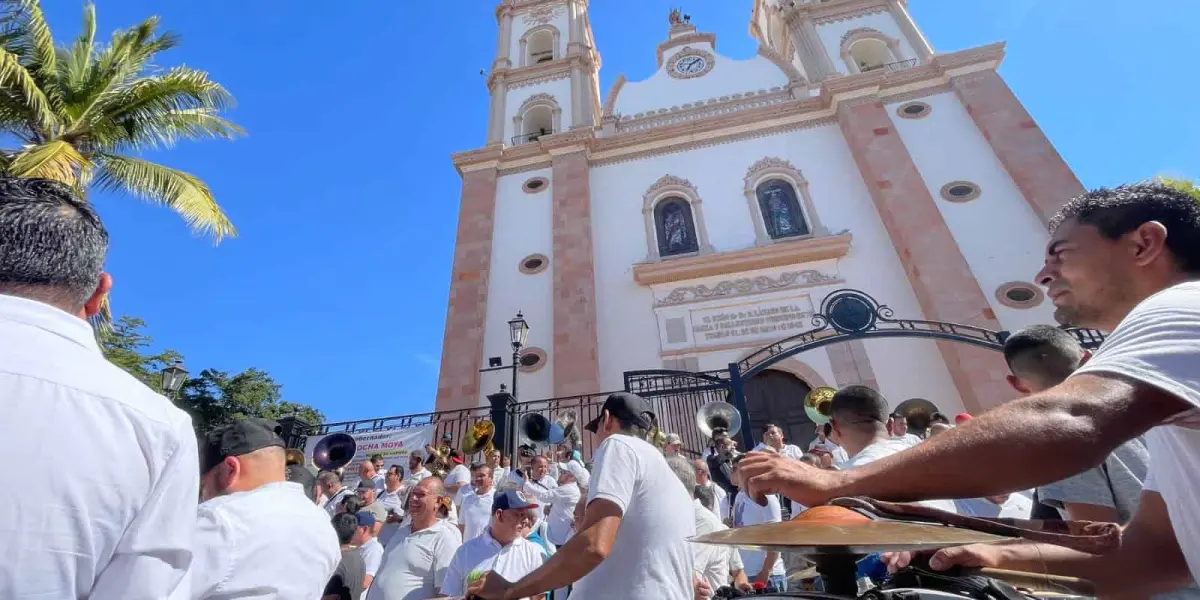 Músicos interpretando el sinaloense. Foto: Tus Buenas Noticias