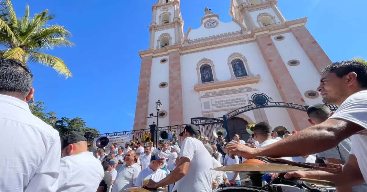 Al pie de la Catedral de Culiacán más de 150 músicos tocan El Sinaloense en un evento con causa