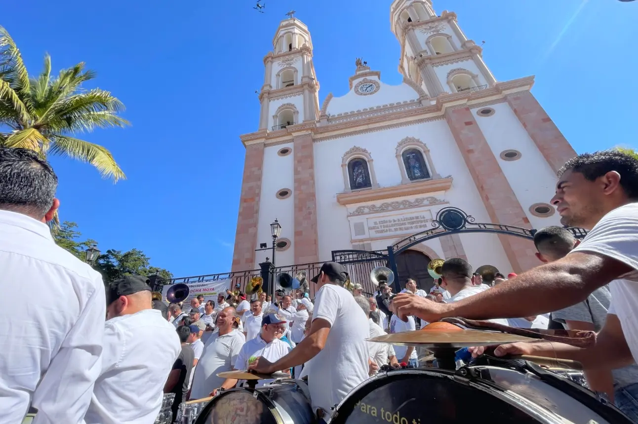 Músicos interpretando el sinaloense. Foto: Tus Buenas Noticias