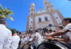 Al pide de la Catedral de Culiacán más de 150 músicos tocan El Sinaloense en un evento con causa