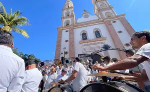 Al pide de la Catedral de Culiacán más de 150 músicos tocan El Sinaloense en un evento con causa