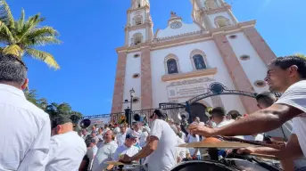 Al pide de la Catedral de Culiacán más de 150 músicos tocan El Sinaloense en un evento con causa