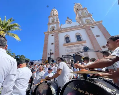 Al pide de la Catedral de Culiacán más de 150 músicos tocan El Sinaloense en un evento con causa