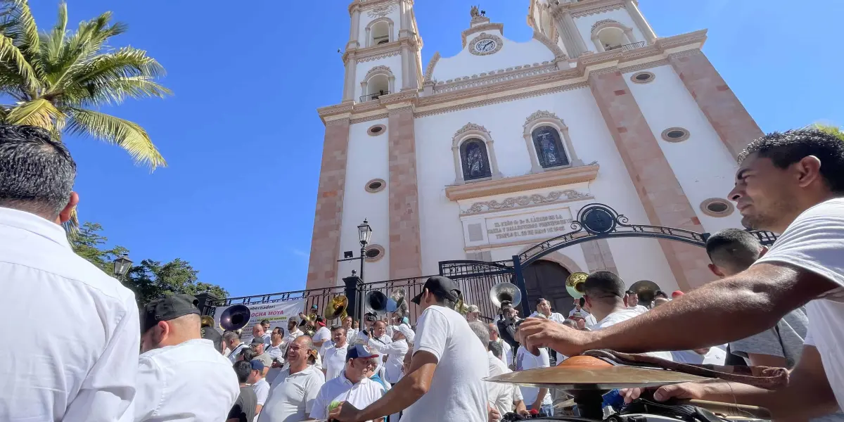 Casi 500 músicos de Culiacán fueron parte de este evento sin precedentes. Todos al unisono entonaron las notas de El Sinalonese. Foto: Lino Ceballos.