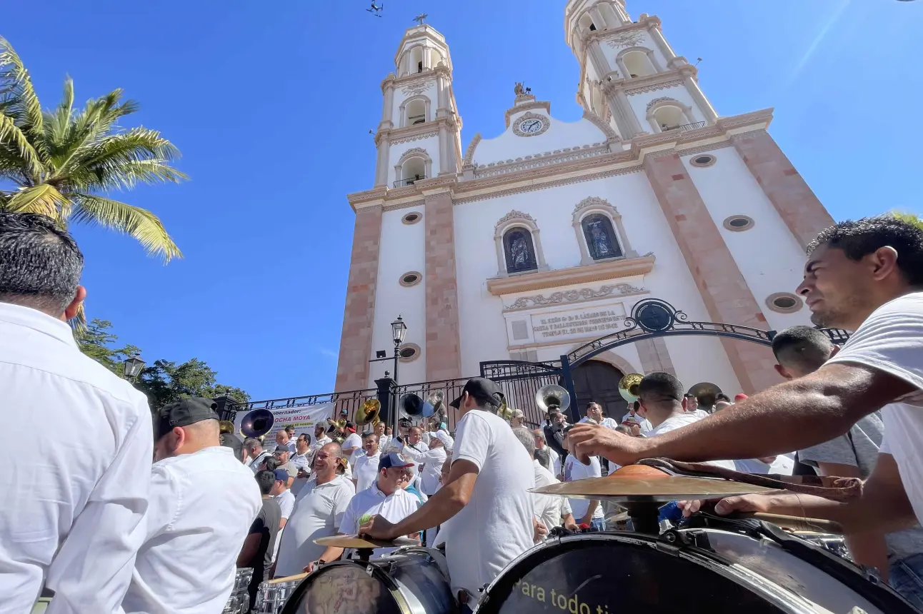 Casi 500 músicos de Culiacán fueron parte de este evento sin precedentes. Todos al unisono entonaron las notas de El Sinalonese. Foto: Lino Ceballos.