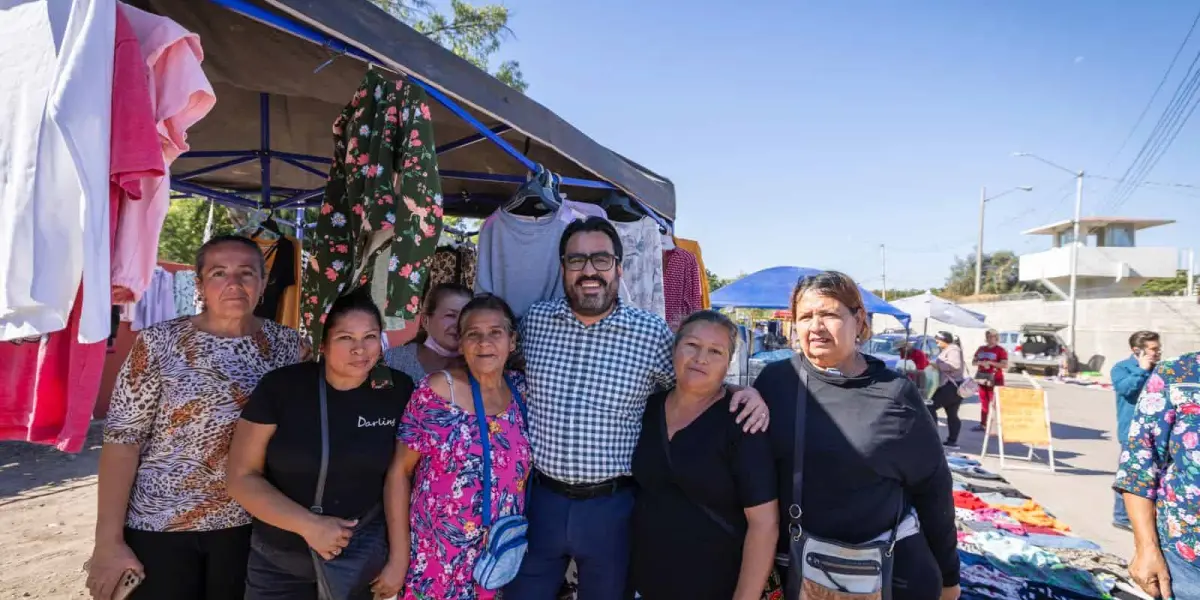 El alcalde de Culiacán, Juan de Dios Gámez entrega apoyos económicos durante su visita al tianguis también conocido como 21 de Marzo