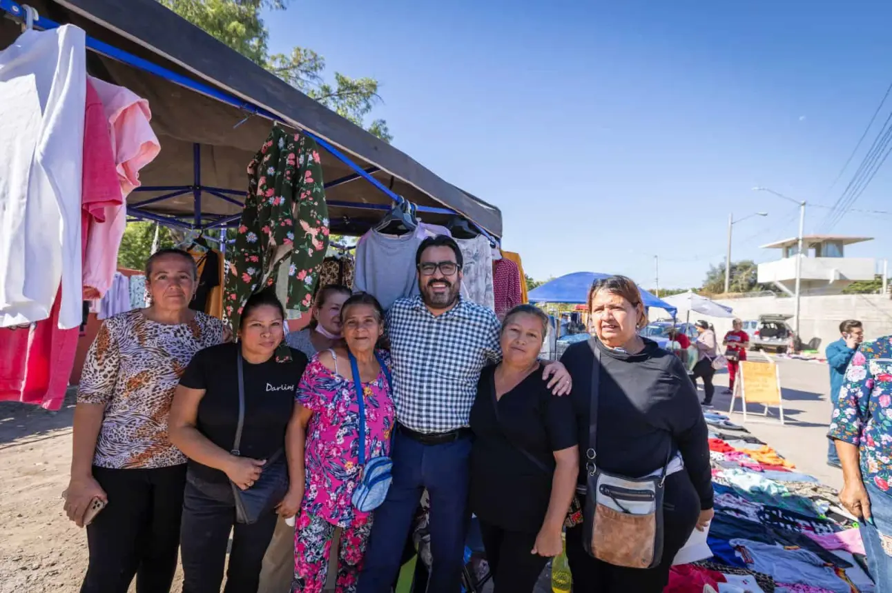 El alcalde de Culiacán, Juan de Dios Gámez entrega apoyos económicos durante su visita al tianguis también conocido como 21 de Marzo