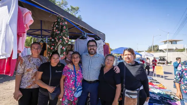 El alcalde de Culiacán, Juan de Dios Gámez entrega apoyos económicos durante su visita al tianguis también conocido como 21 de Marzo