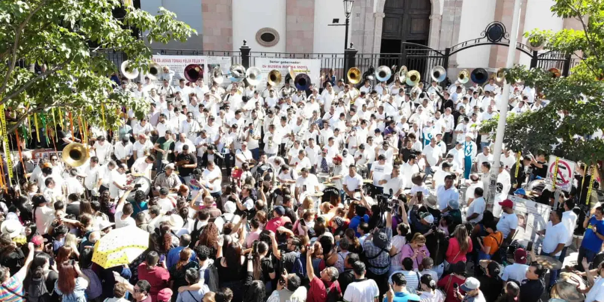 Músicos sinaloenses interpretan música de viento a las afueras de la Catedral en Culiacán, Sinaloa.