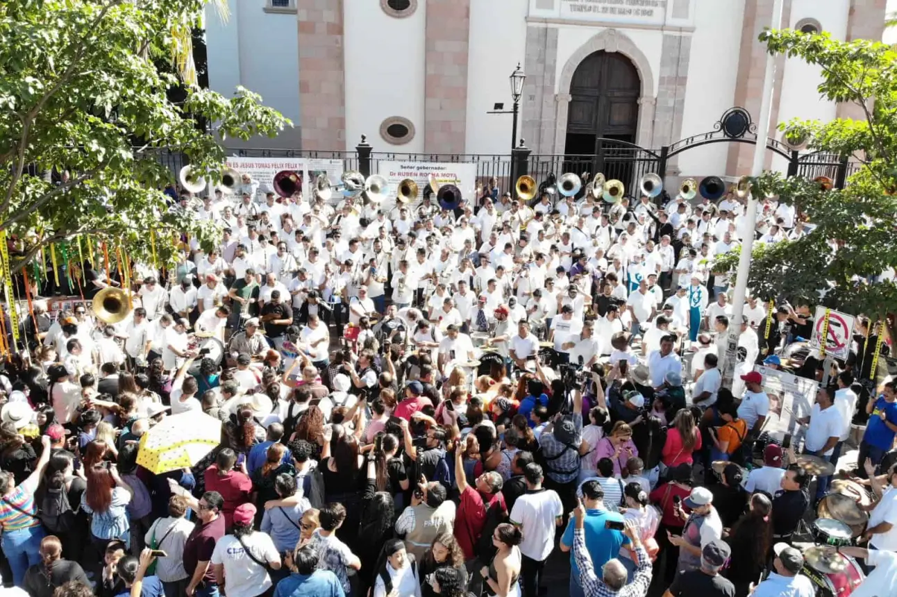 Músicos sinaloenses interpretan música de viento a las afueras de la Catedral en Culiacán, Sinaloa.