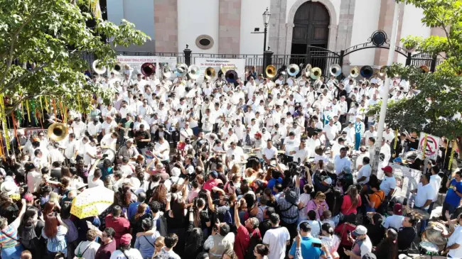 Músicos sinaloenses interpretan música de viento a las afueras de la Catedral en Culiacán, Sinaloa.