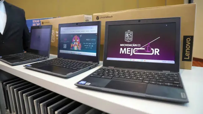 El programa consiste en la entrega de computadoras portátiles diseñadas por Google, conocidas como Chromebooks.