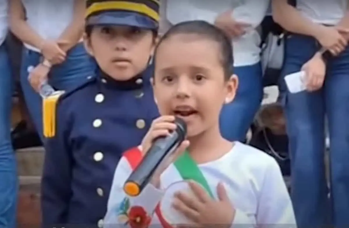 Niña personifica a Claudia Sheinbaum en desfile de la Revolución y se vuelve viral