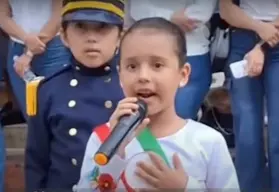 Niña personifica a Claudia Sheinbaum en desfile de la Revolución y se vuelve viral