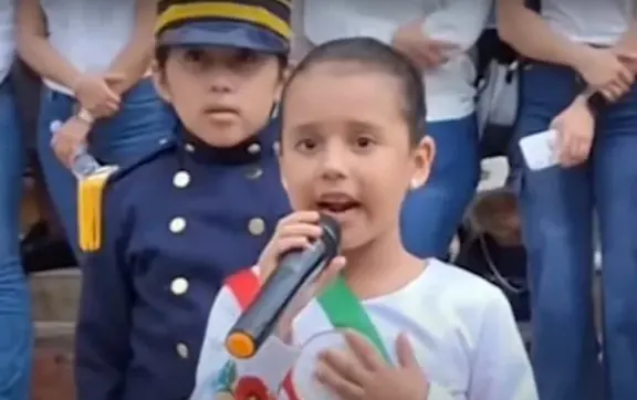 Niña personifica a Claudia Sheinbaum en desfile de la Revolución y se vuelve viral