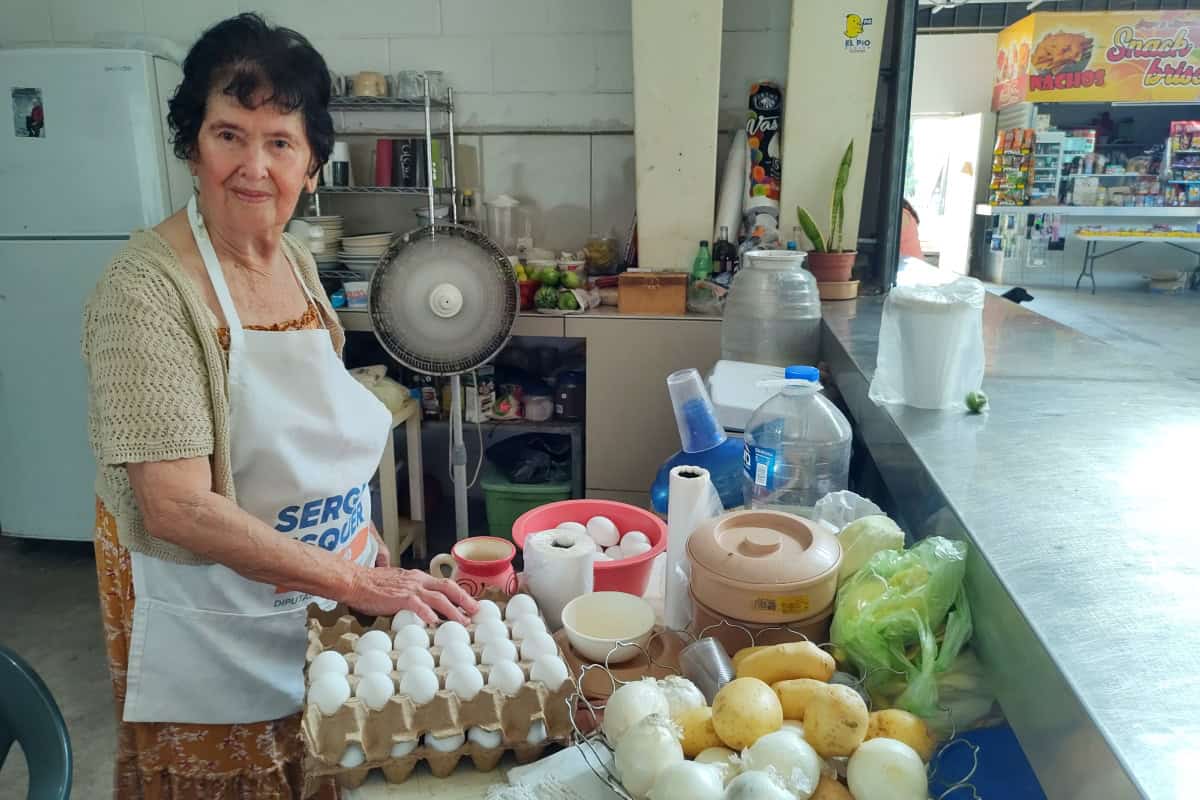 Doña Trini, una mujer que alimenta el alma de Tierra Blanca en Culiacán desde hace 45 años