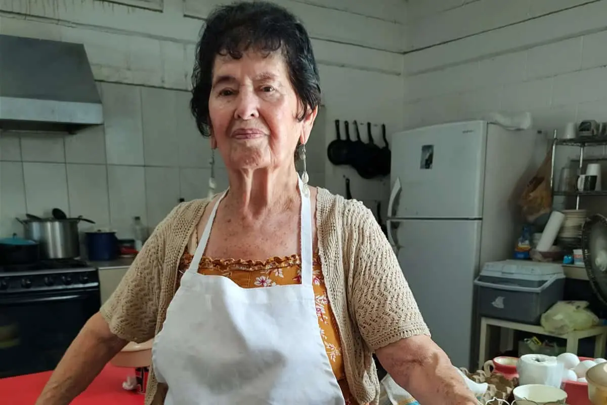 En el Mercadito de Tierra Blanca, Doña Trini ofrece comida casera y un trato cálido que ha conquistado a generaciones de comensales en Culiacán.