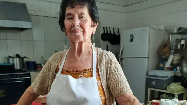 En el Mercadito de Tierra Blanca, Doña Trini ofrece comida casera y un trato cálido que ha conquistado a generaciones de comensales en Culiacán.
