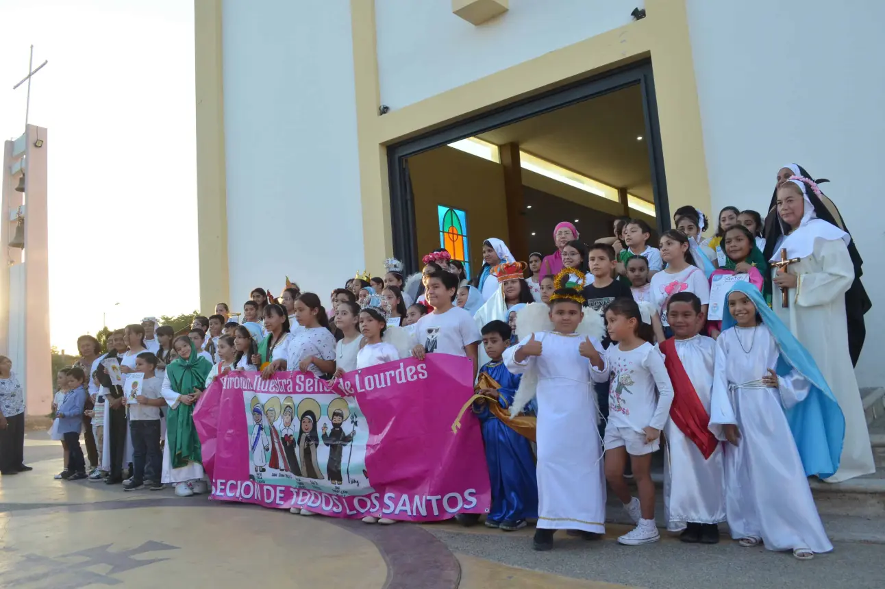 Al finalizar, los niños recibieron dulces como recompensa por su creatividad. Este gesto refuerza su identidad cristiana y promueve un ambiente de unidad y fe. Foto: Juan Madrigal