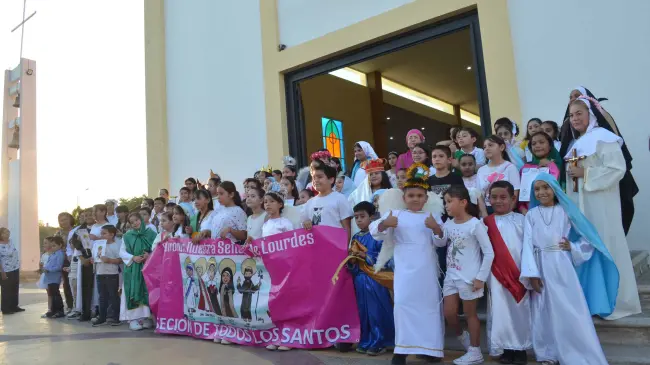 Al finalizar, los niños recibieron dulces como recompensa por su creatividad. Este gesto refuerza su identidad cristiana y promueve un ambiente de unidad y fe. Foto: Juan Madrigal