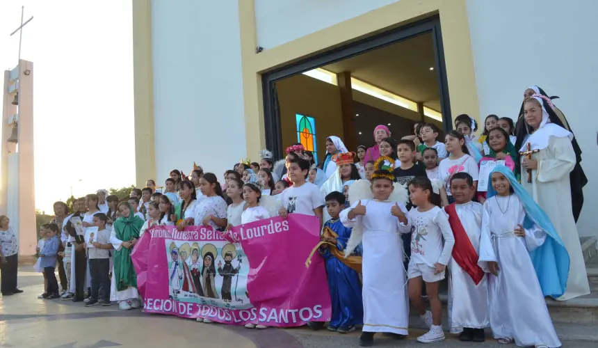 Al finalizar, los niños recibieron dulces como recompensa por su creatividad. Este gesto refuerza su identidad cristiana y promueve un ambiente de unidad y fe. Foto: Juan Madrigal