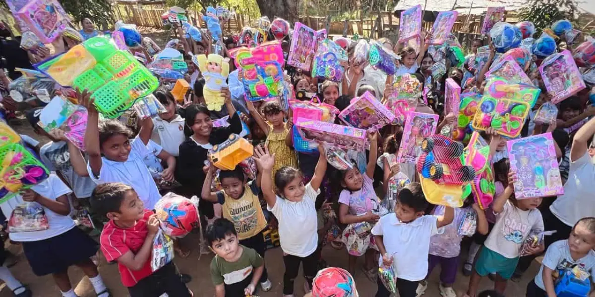 Niños de Rosario felices al recibir sus regalos.