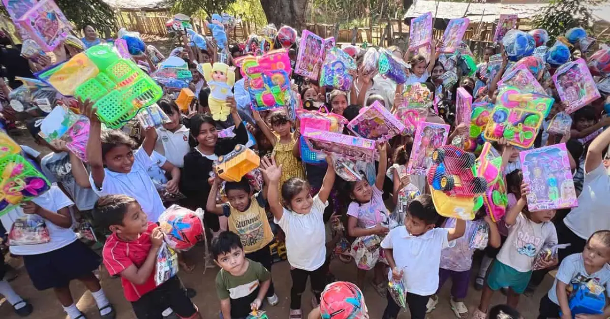 ¡Se adelantó Santa Claus Niñas y Niños de Rosario reciben juguetes de regalo por parte de DIF Sinaloa