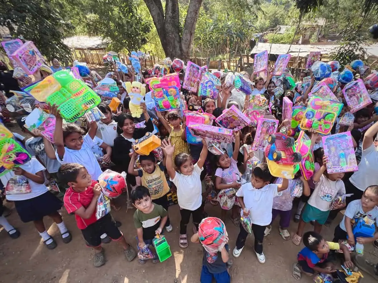 Niños de Rosario felices al recibir sus regalos.