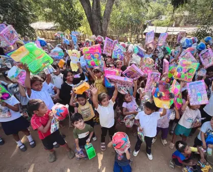 ¡Se adelantó Santa Claus Niñas y Niños de Rosario reciben juguetes de regalo por parte de DIF Sinaloa